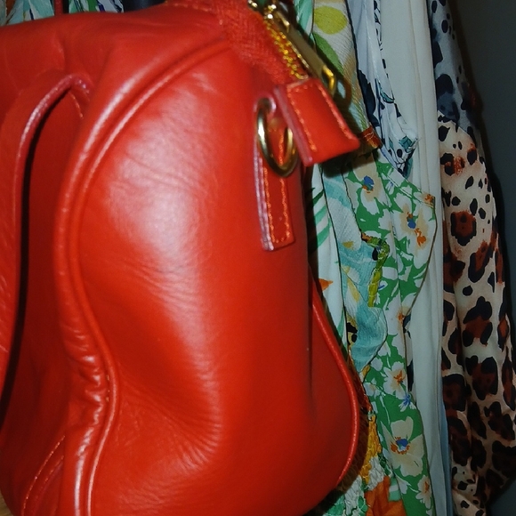 Stylish Red Leather Shoulder Bag - Picture 6 of 8